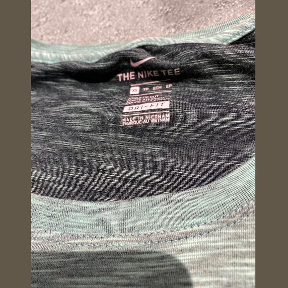 EUC NIKE TEES--LOT OF 3 - Picture 4 of 4